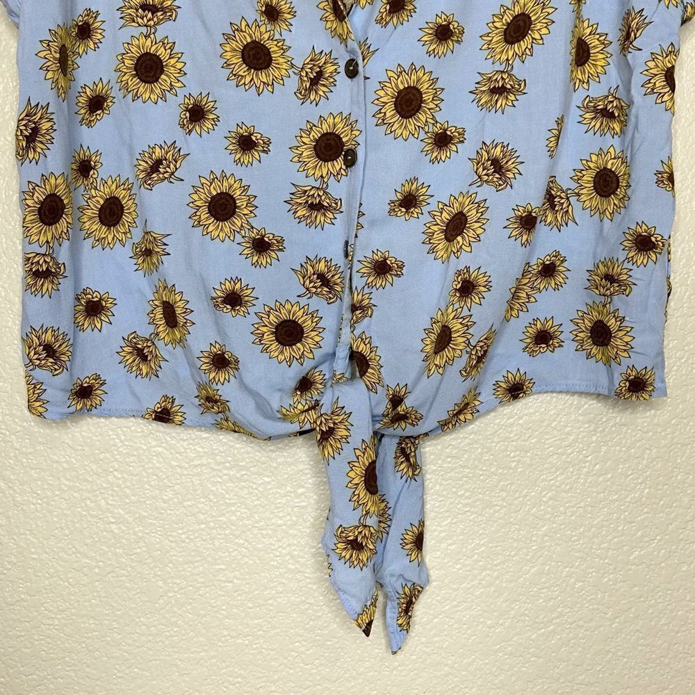 No Boundaries Blue Sunflower Tie Front Shirt & Short Set - Picture 5 of 13